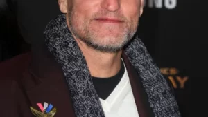 Woody Harrelson a Covid-oltás-összeesküvésről beszélt az „SNL” monológjában